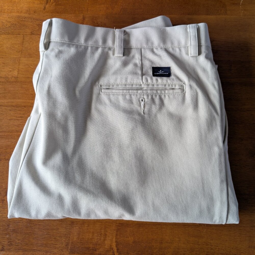 Dockers pleated Khakis mens 40x32